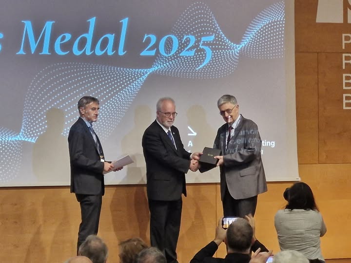 Lovász László átveszi az Erasmus_érmet